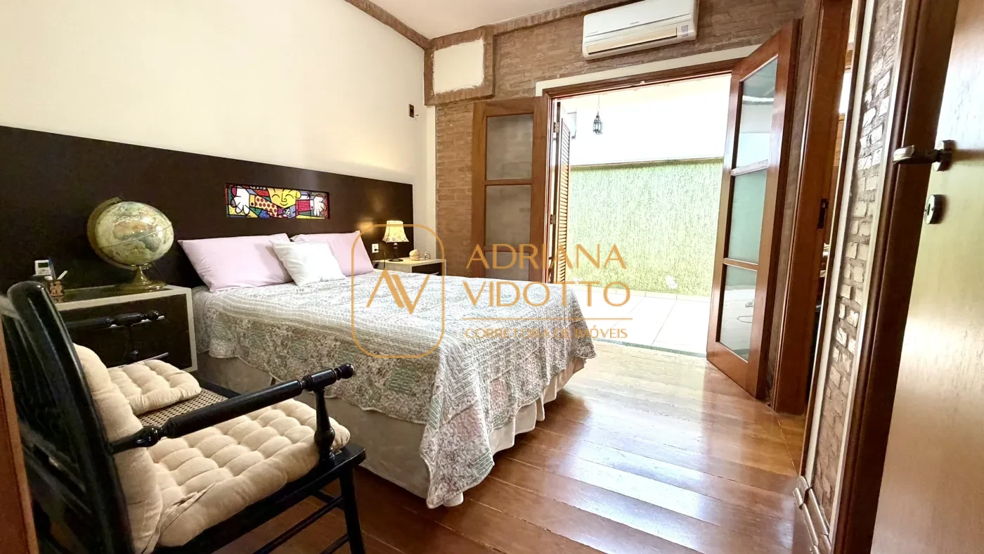 Imagem de SOBRADO A VENDA EM CONDOMÍNIO FLAMBOYANTS COM 2 SUITES TERREAS, MAIS 2 QUARTOS EM CIMA E QUINTAL GRAMADO