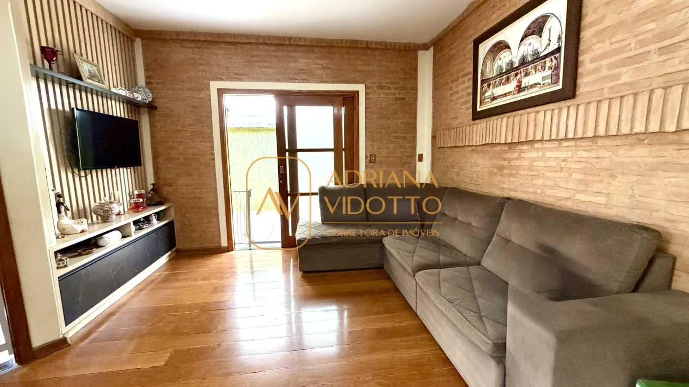 Imagem de SOBRADO A VENDA EM CONDOMÍNIO FLAMBOYANTS COM 2 SUITES TERREAS, MAIS 2 QUARTOS EM CIMA E QUINTAL GRAMADO