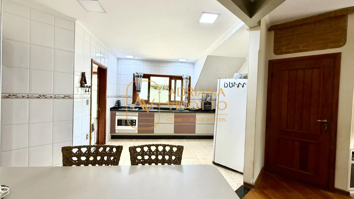 Imagem de SOBRADO A VENDA EM CONDOMÍNIO FLAMBOYANTS COM 2 SUITES TERREAS, MAIS 2 QUARTOS EM CIMA E QUINTAL GRAMADO