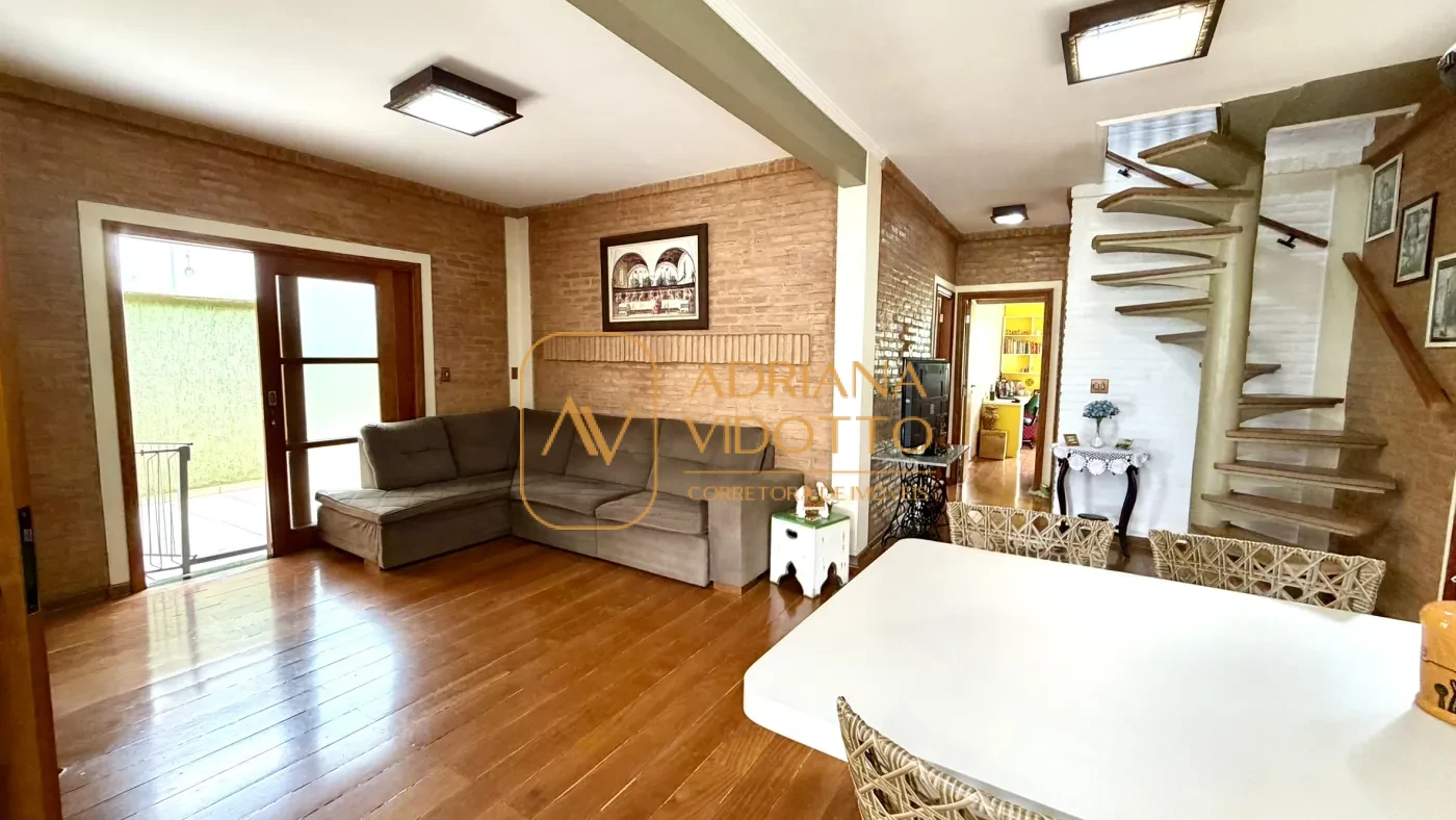 Imagem de SOBRADO A VENDA EM CONDOMÍNIO FLAMBOYANTS COM 2 SUITES TERREAS, MAIS 2 QUARTOS EM CIMA E QUINTAL GRAMADO