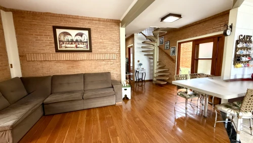 Imagem de SOBRADO A VENDA EM CONDOMÍNIO FLAMBOYANTS COM 2 SUITES TERREAS, MAIS 2 QUARTOS EM CIMA E QUINTAL GRAMADO