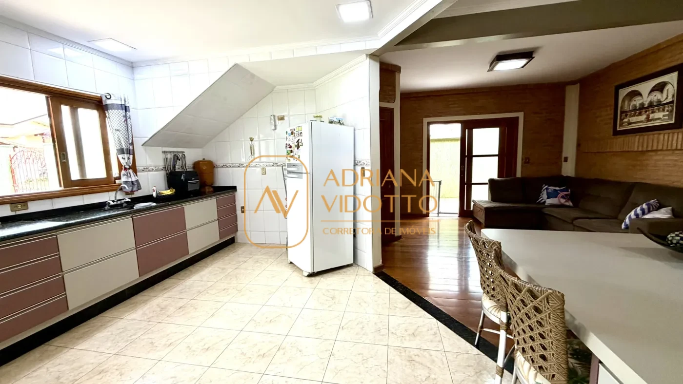 Imagem de SOBRADO A VENDA EM CONDOMÍNIO FLAMBOYANTS COM 2 SUITES TERREAS, MAIS 2 QUARTOS EM CIMA E QUINTAL GRAMADO