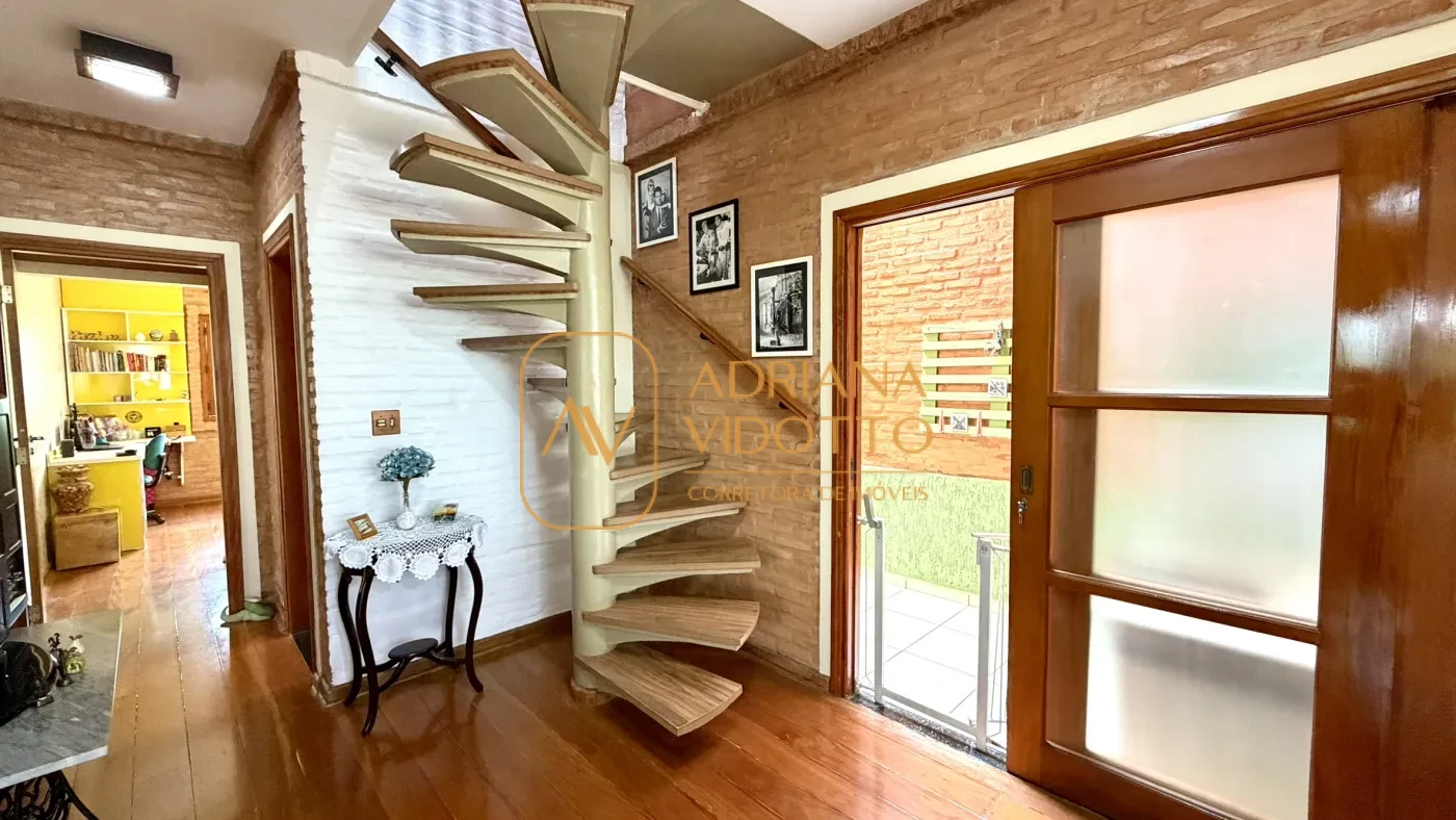 Imagem de SOBRADO A VENDA EM CONDOMÍNIO FLAMBOYANTS COM 2 SUITES TERREAS, MAIS 2 QUARTOS EM CIMA E QUINTAL GRAMADO