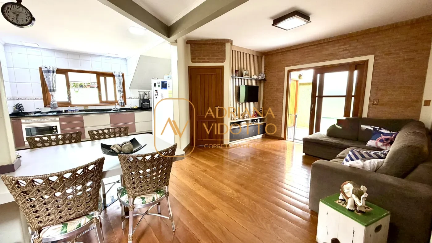 Imagem de SOBRADO A VENDA EM CONDOMÍNIO FLAMBOYANTS COM 2 SUITES TERREAS, MAIS 2 QUARTOS EM CIMA E QUINTAL GRAMADO