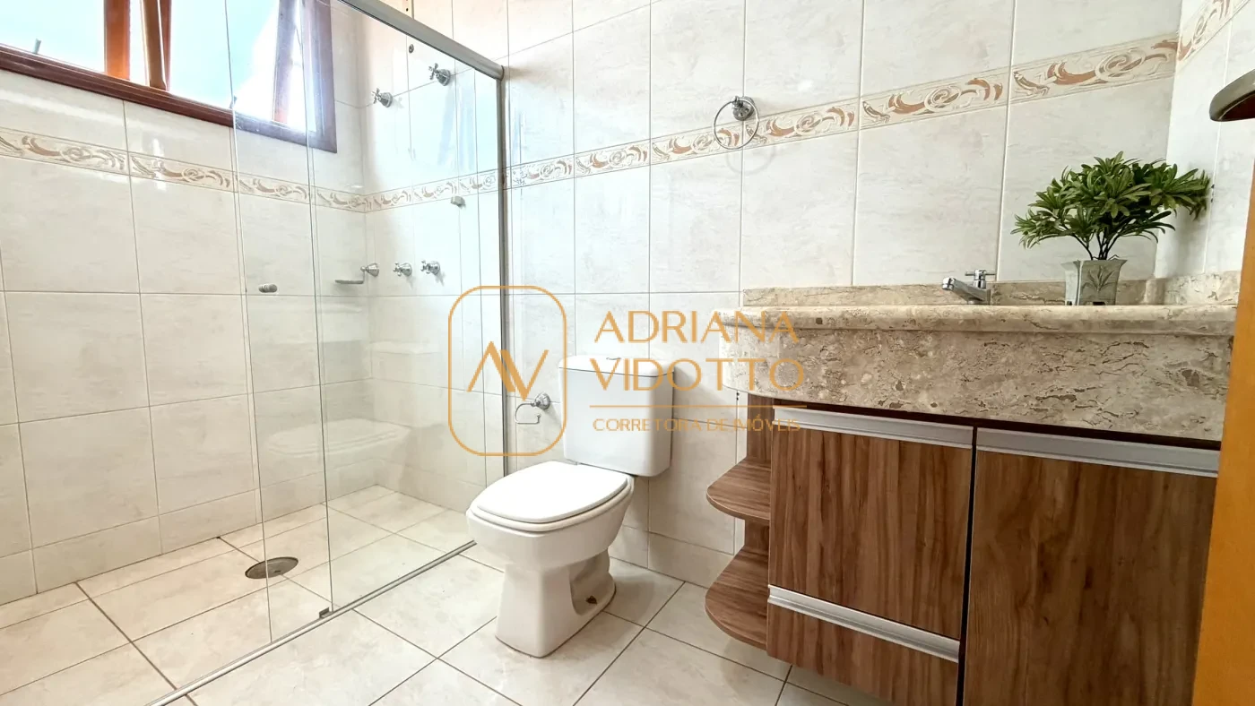 Imagem de SOBRADO A VENDA EM CONDOMÍNIO FLAMBOYANTS COM 2 SUITES TERREAS, MAIS 2 QUARTOS EM CIMA E QUINTAL GRAMADO