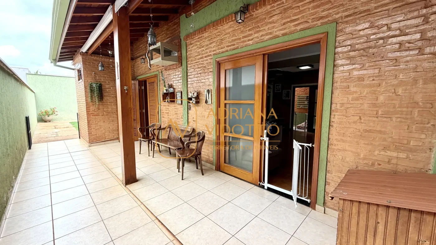 Imagem de SOBRADO A VENDA EM CONDOMÍNIO FLAMBOYANTS COM 2 SUITES TERREAS, MAIS 2 QUARTOS EM CIMA E QUINTAL GRAMADO