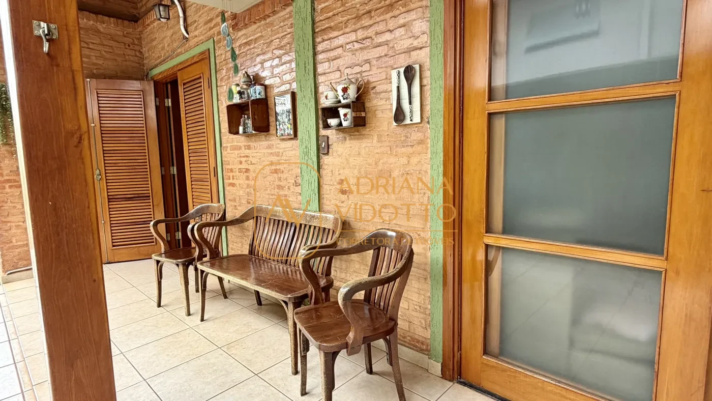 Imagem de SOBRADO A VENDA EM CONDOMÍNIO FLAMBOYANTS COM 2 SUITES TERREAS, MAIS 2 QUARTOS EM CIMA E QUINTAL GRAMADO