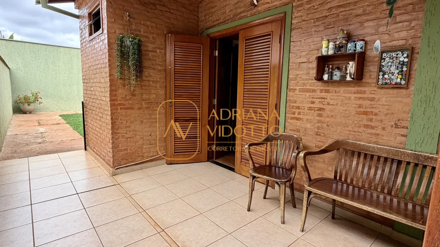 Imagem de SOBRADO A VENDA EM CONDOMÍNIO FLAMBOYANTS COM 2 SUITES TERREAS, MAIS 2 QUARTOS EM CIMA E QUINTAL GRAMADO