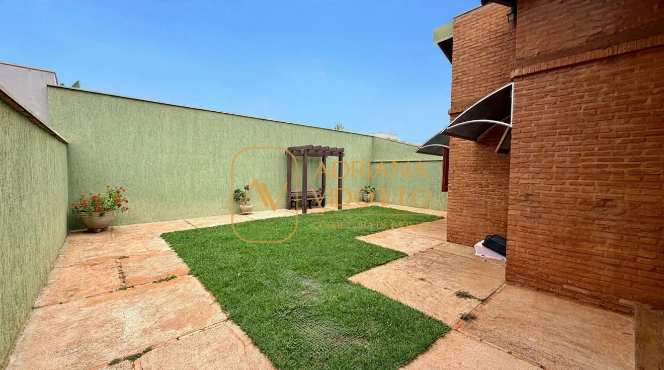 Imagem de SOBRADO A VENDA EM CONDOMÍNIO FLAMBOYANTS COM 2 SUITES TERREAS, MAIS 2 QUARTOS EM CIMA E QUINTAL GRAMADO