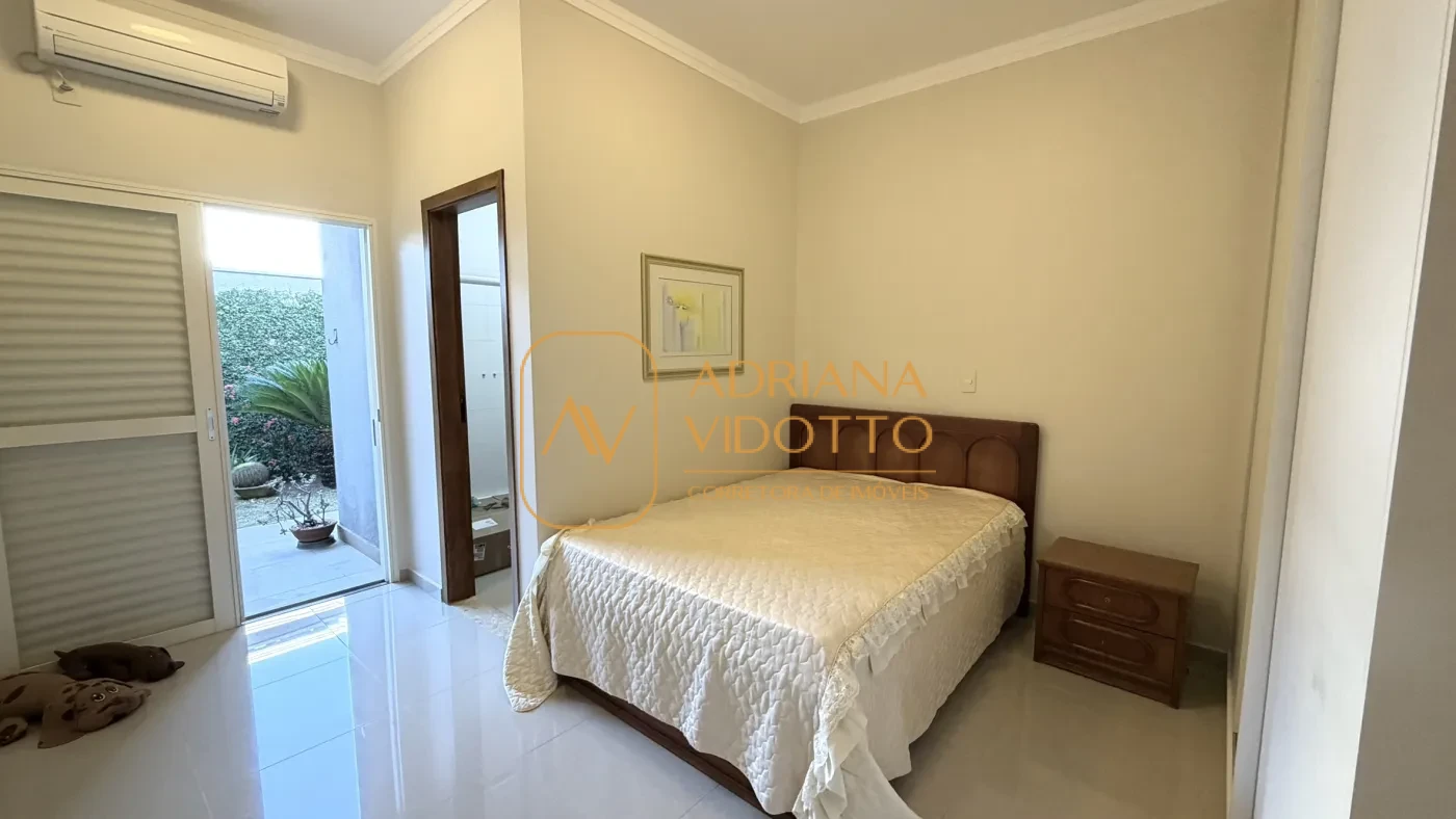 Imagem de CASA TERREA EM CONDOMÍNIO COM 3 SUÍTES, AREA GOURMET COM QUINTAL GRAMADO E COMPLETA DE ARMARIOS PLANEJADOS