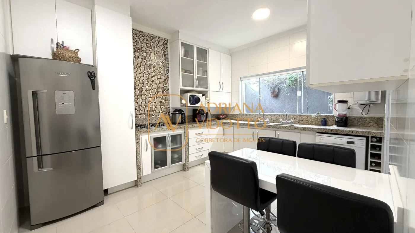 Imagem de CASA TERREA EM CONDOMÍNIO COM 3 SUÍTES, AREA GOURMET COM QUINTAL GRAMADO E COMPLETA DE ARMARIOS PLANEJADOS