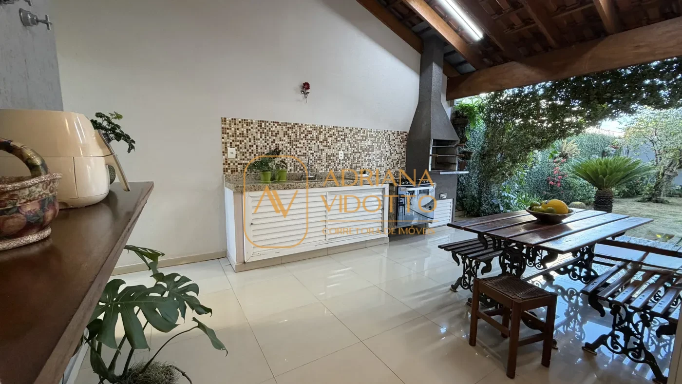 Imagem de CASA TERREA EM CONDOMÍNIO COM 3 SUÍTES, AREA GOURMET COM QUINTAL GRAMADO E COMPLETA DE ARMARIOS PLANEJADOS