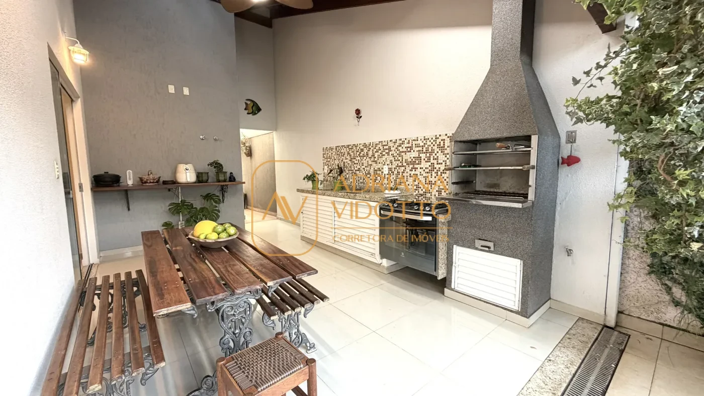 Imagem de CASA TERREA EM CONDOMÍNIO COM 3 SUÍTES, AREA GOURMET COM QUINTAL GRAMADO E COMPLETA DE ARMARIOS PLANEJADOS