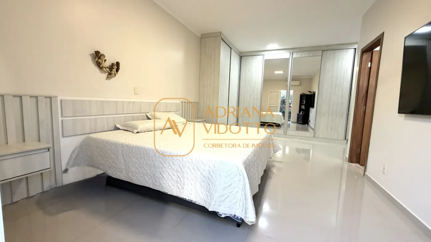 Imagem de CASA TERREA EM CONDOMÍNIO COM 3 SUÍTES, AREA GOURMET COM QUINTAL GRAMADO E COMPLETA DE ARMARIOS PLANEJADOS