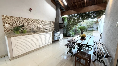 Imagem de CASA TERREA EM CONDOMÍNIO COM 3 SUÍTES, AREA GOURMET COM QUINTAL GRAMADO E COMPLETA DE ARMARIOS PLANEJADOS