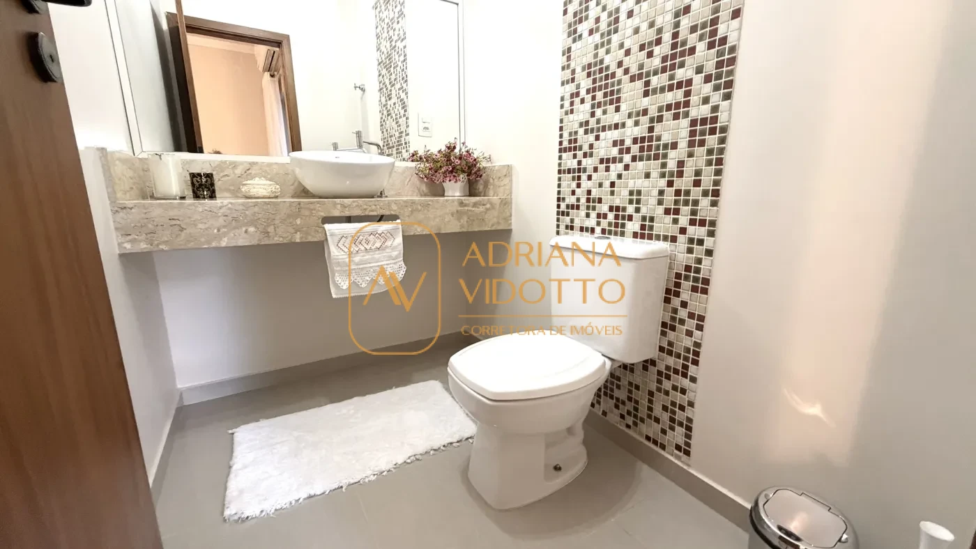 Imagem de CASA TERREA EM CONDOMÍNIO COM 3 SUÍTES, AREA GOURMET COM QUINTAL GRAMADO E COMPLETA DE ARMARIOS PLANEJADOS