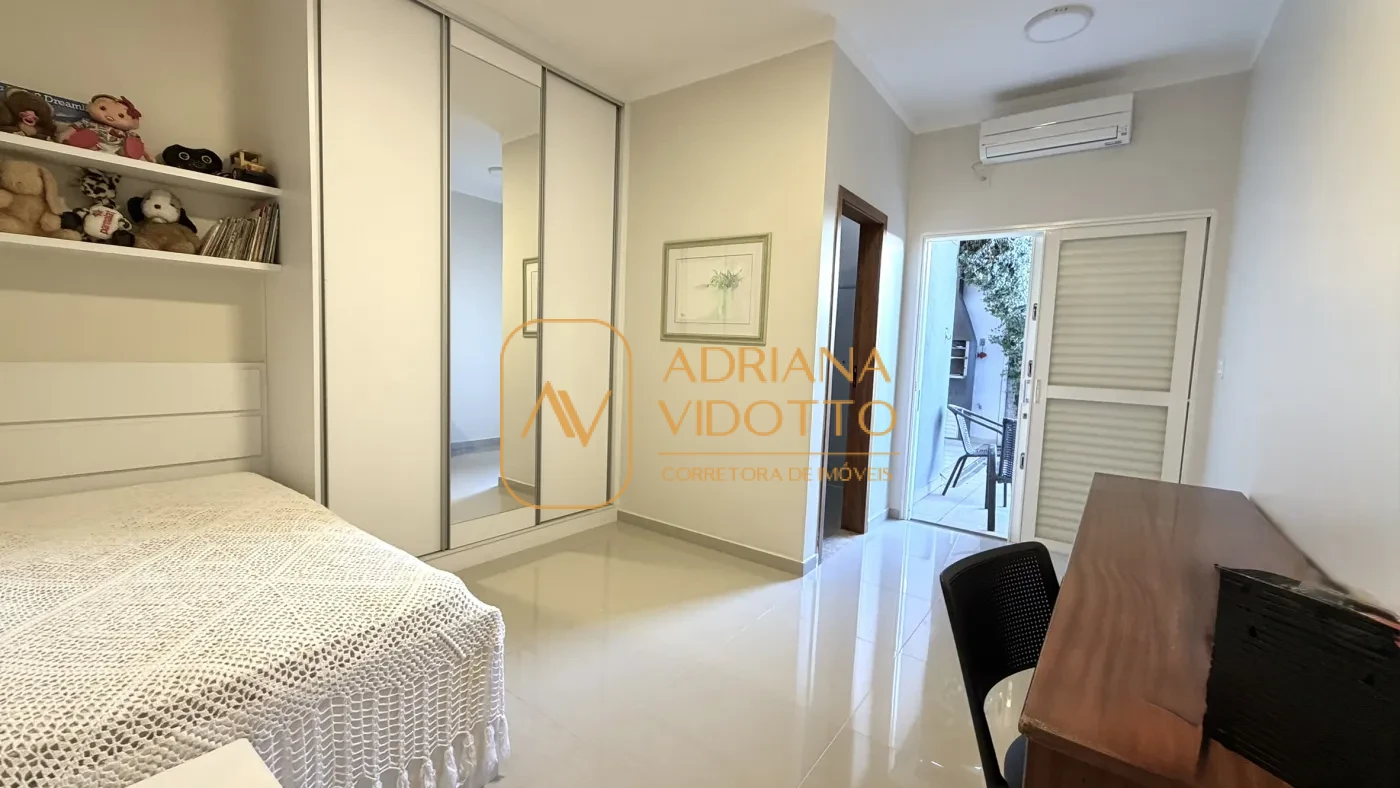 Imagem de CASA TERREA EM CONDOMÍNIO COM 3 SUÍTES, AREA GOURMET COM QUINTAL GRAMADO E COMPLETA DE ARMARIOS PLANEJADOS