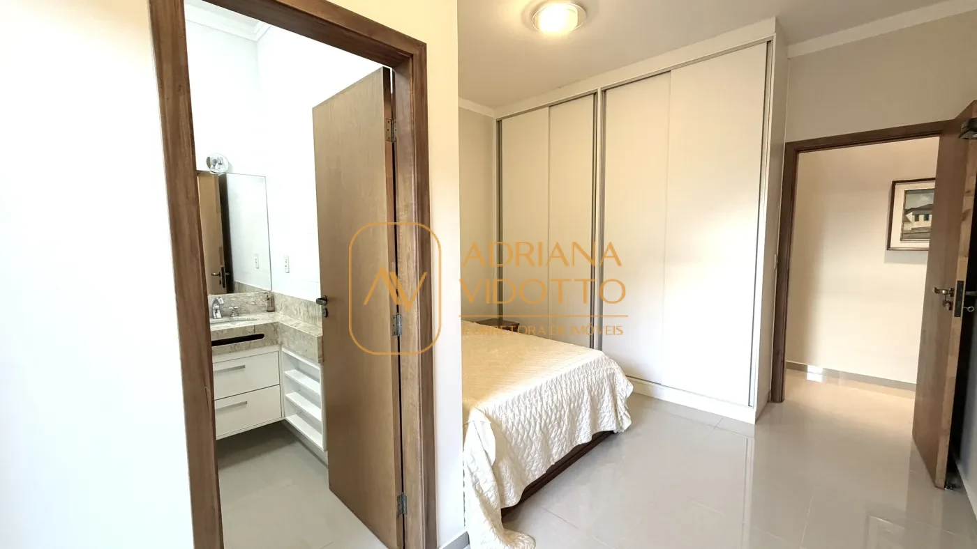 Imagem de CASA TERREA EM CONDOMÍNIO COM 3 SUÍTES, AREA GOURMET COM QUINTAL GRAMADO E COMPLETA DE ARMARIOS PLANEJADOS