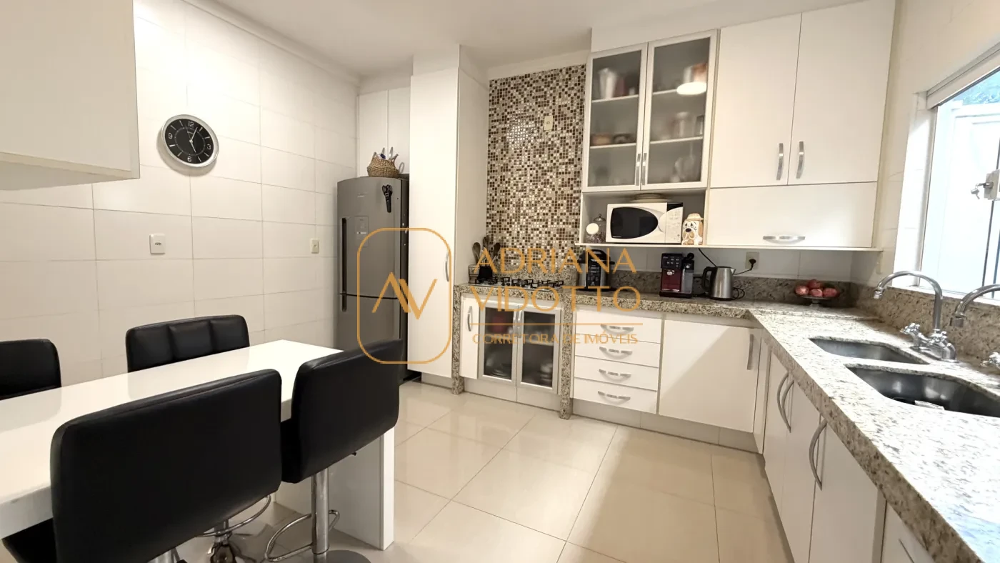 Imagem de CASA TERREA EM CONDOMÍNIO COM 3 SUÍTES, AREA GOURMET COM QUINTAL GRAMADO E COMPLETA DE ARMARIOS PLANEJADOS