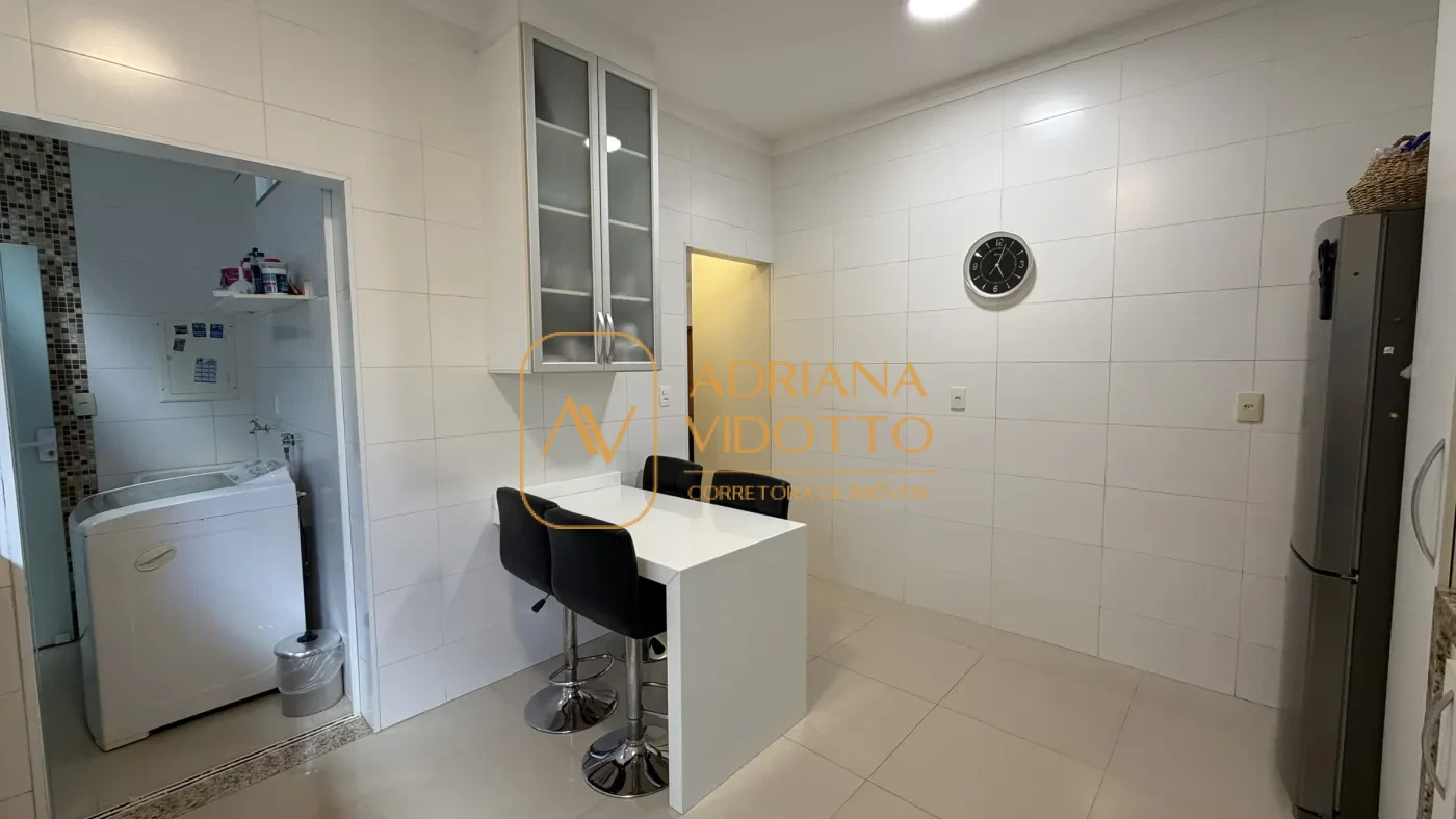 Imagem de CASA TERREA EM CONDOMÍNIO COM 3 SUÍTES, AREA GOURMET COM QUINTAL GRAMADO E COMPLETA DE ARMARIOS PLANEJADOS