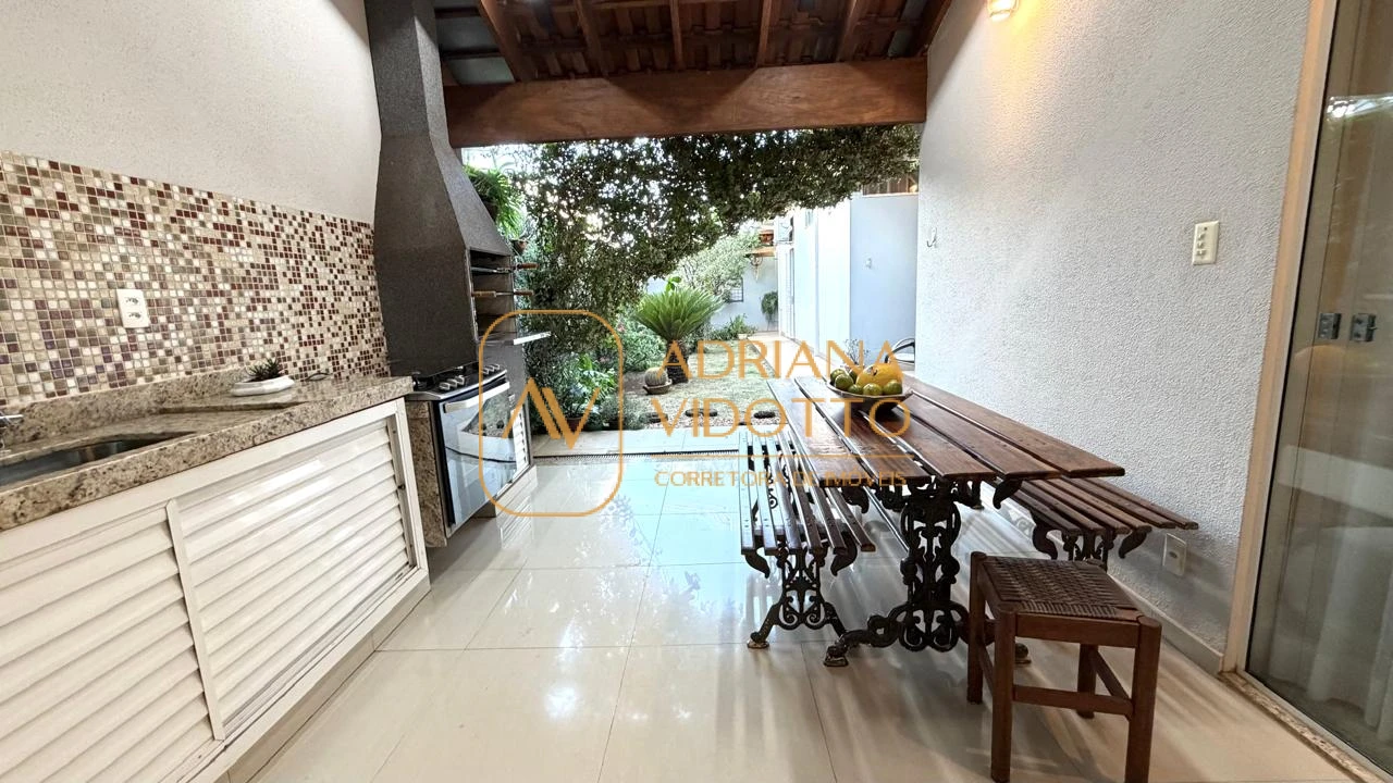 Imagem de CASA TERREA EM CONDOMÍNIO COM 3 SUÍTES, AREA GOURMET COM QUINTAL GRAMADO E COMPLETA DE ARMARIOS PLANEJADOS