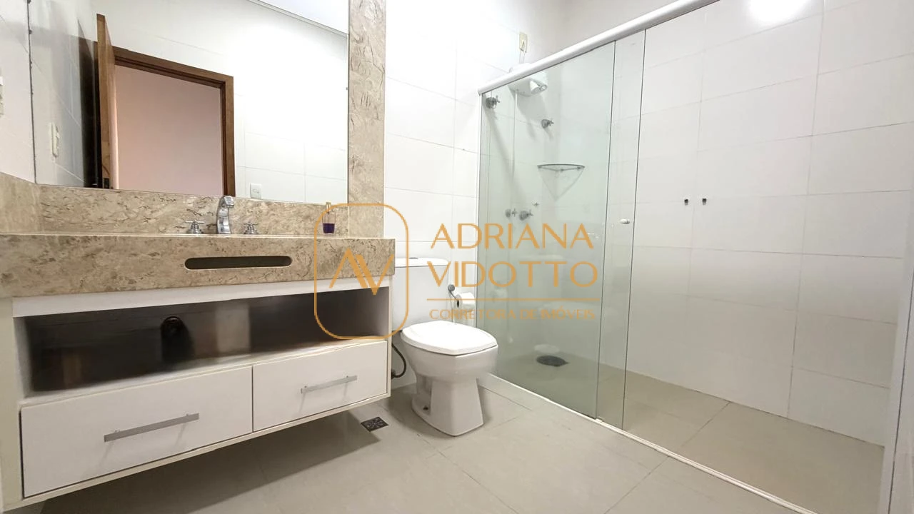 Imagem de CASA TERREA EM CONDOMÍNIO COM 3 SUÍTES, AREA GOURMET COM QUINTAL GRAMADO E COMPLETA DE ARMARIOS PLANEJADOS