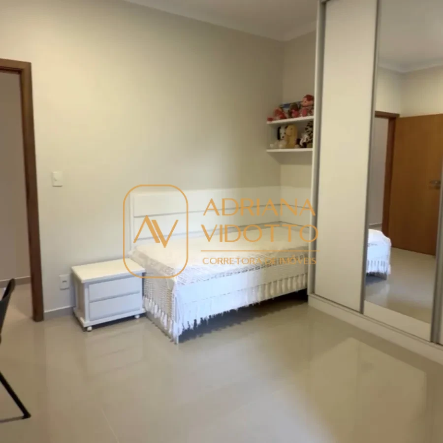 Imagem de CASA TERREA EM CONDOMÍNIO COM 3 SUÍTES, AREA GOURMET COM QUINTAL GRAMADO E COMPLETA DE ARMARIOS PLANEJADOS