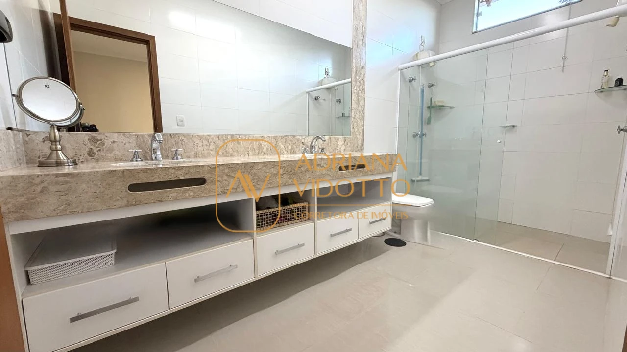 Imagem de CASA TERREA EM CONDOMÍNIO COM 3 SUÍTES, AREA GOURMET COM QUINTAL GRAMADO E COMPLETA DE ARMARIOS PLANEJADOS