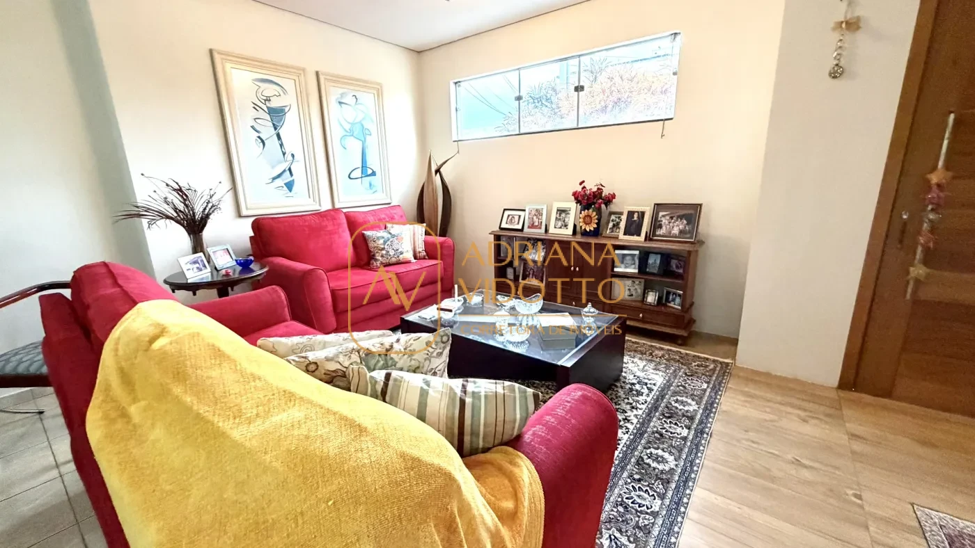 Imagem de CASA TERREA EM CONDOMÍNIO COM 3 QUARTOS, SENDO 1 SUÍTE COM QUINTAL GRAMADO E LAVABO