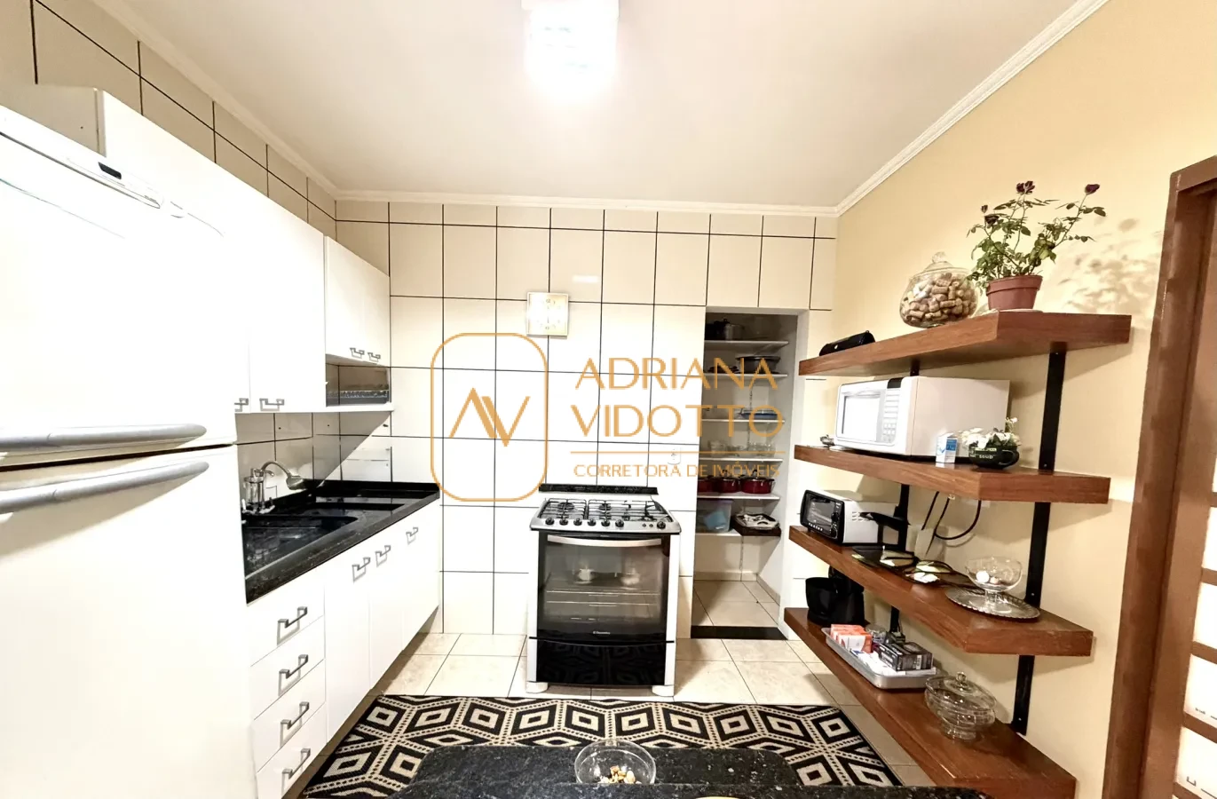 Imagem de CASA TERREA EM CONDOMÍNIO COM 3 QUARTOS, SENDO 1 SUÍTE COM QUINTAL GRAMADO E LAVABO