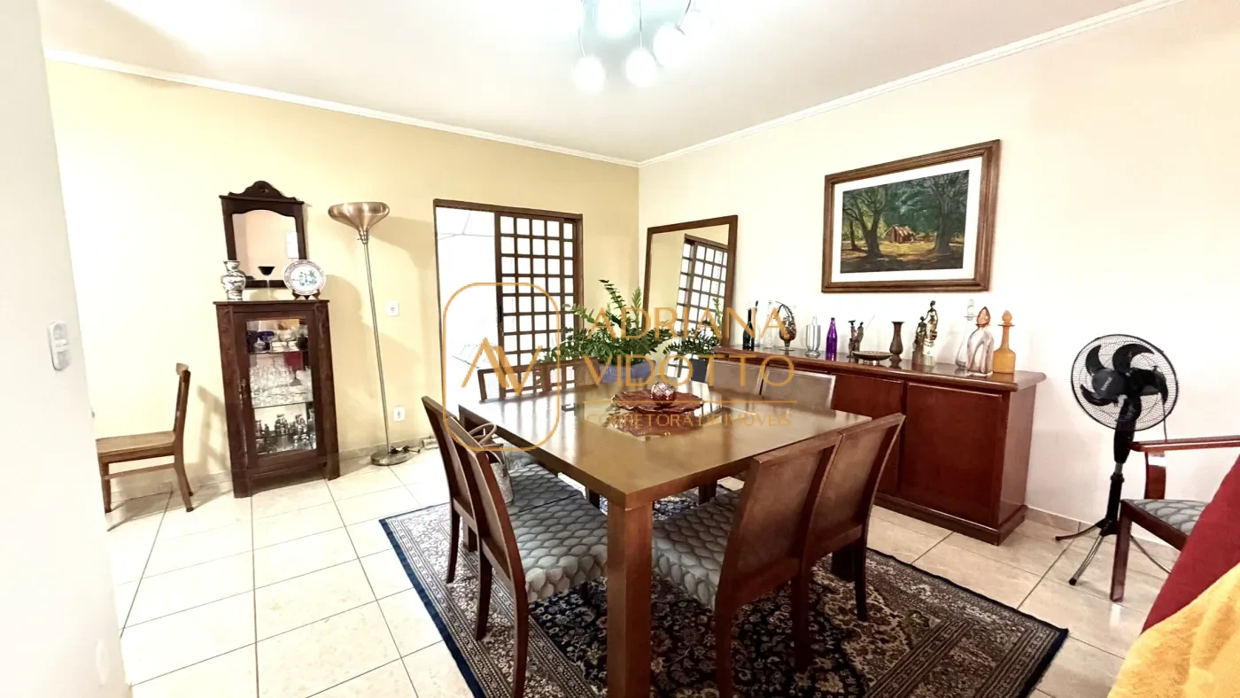 Imagem de CASA TERREA EM CONDOMÍNIO COM 3 QUARTOS, SENDO 1 SUÍTE COM QUINTAL GRAMADO E LAVABO