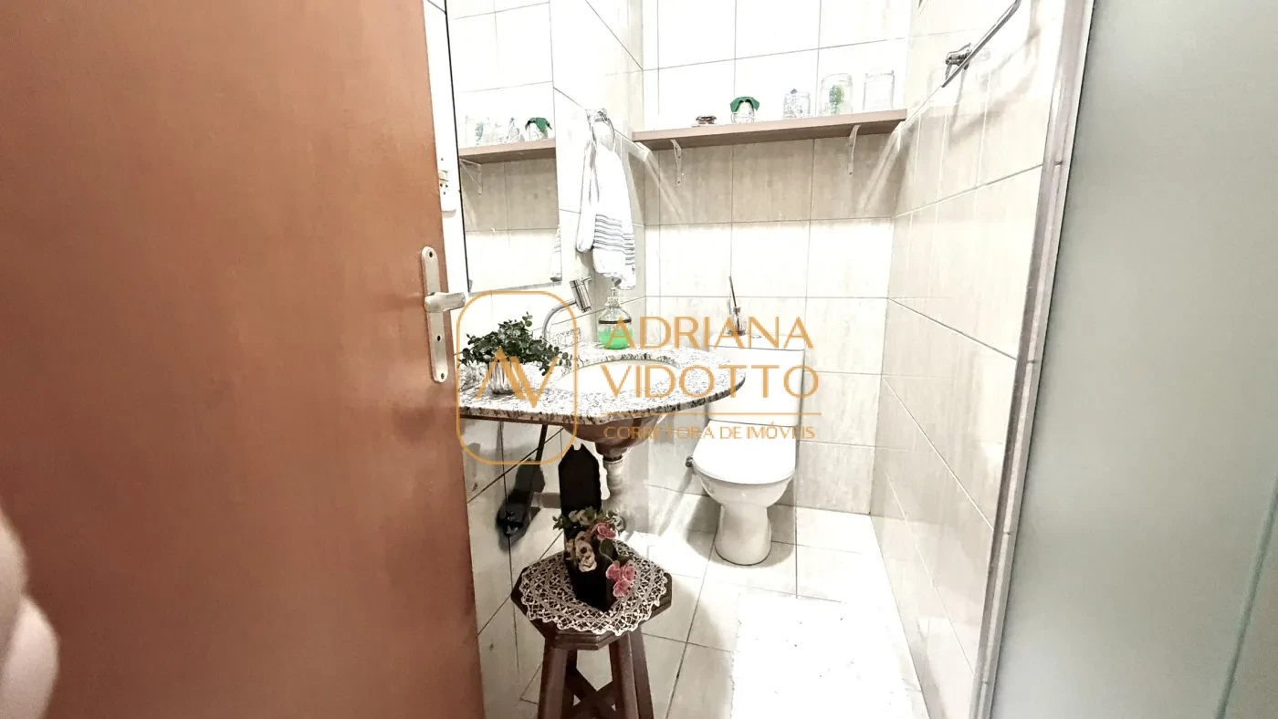 Imagem de CASA TERREA EM CONDOMÍNIO COM 3 QUARTOS, SENDO 1 SUÍTE COM QUINTAL GRAMADO E LAVABO
