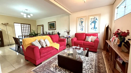 Imagem de CASA TERREA EM CONDOMÍNIO COM 3 QUARTOS, SENDO 1 SUÍTE COM QUINTAL GRAMADO E LAVABO