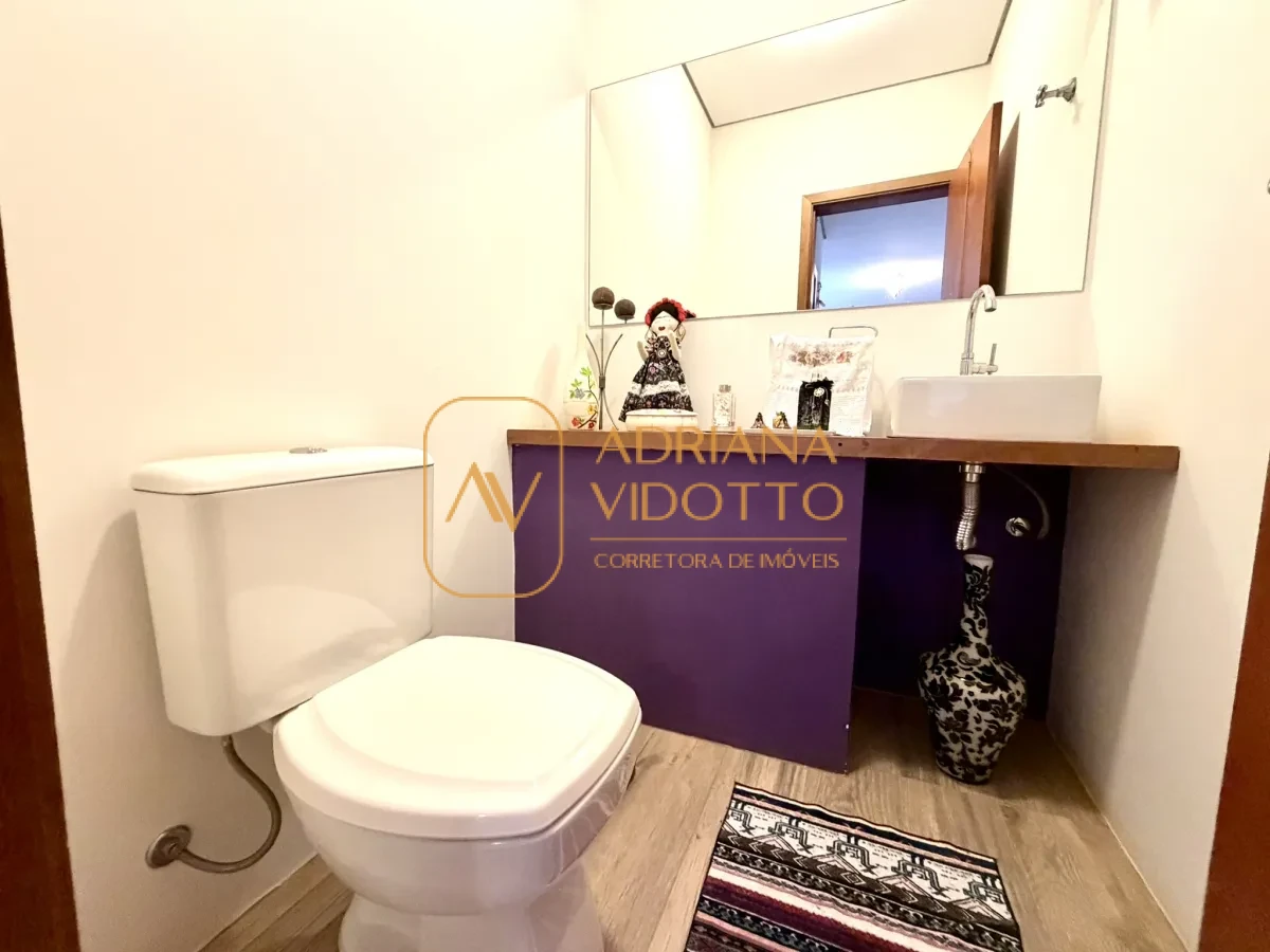 Imagem de CASA TERREA EM CONDOMÍNIO COM 3 QUARTOS, SENDO 1 SUÍTE COM QUINTAL GRAMADO E LAVABO