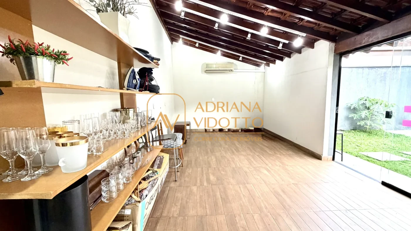 Imagem de CASA TERREA EM CONDOMÍNIO COM 3 QUARTOS, SENDO 1 SUÍTE COM QUINTAL GRAMADO E LAVABO