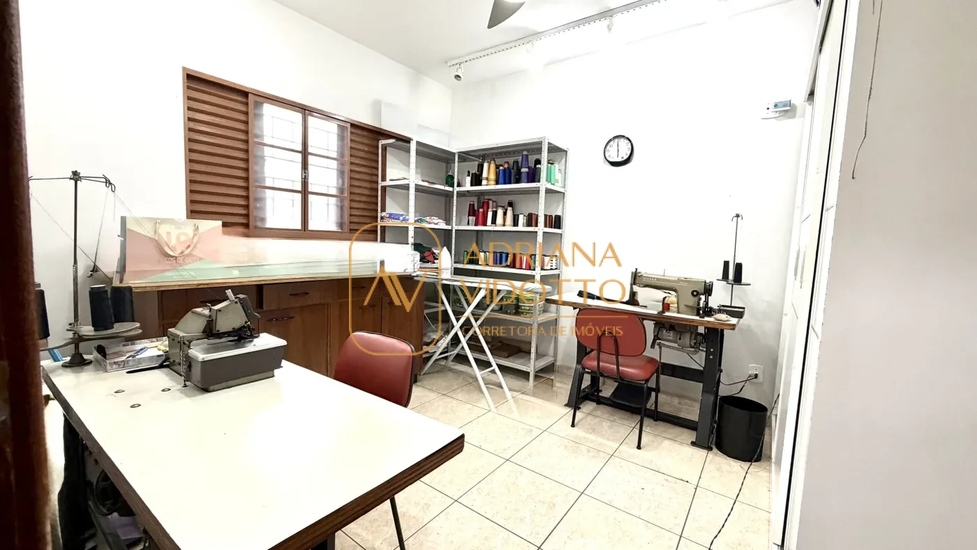 Imagem de CASA TERREA EM CONDOMÍNIO COM 3 QUARTOS, SENDO 1 SUÍTE COM QUINTAL GRAMADO E LAVABO