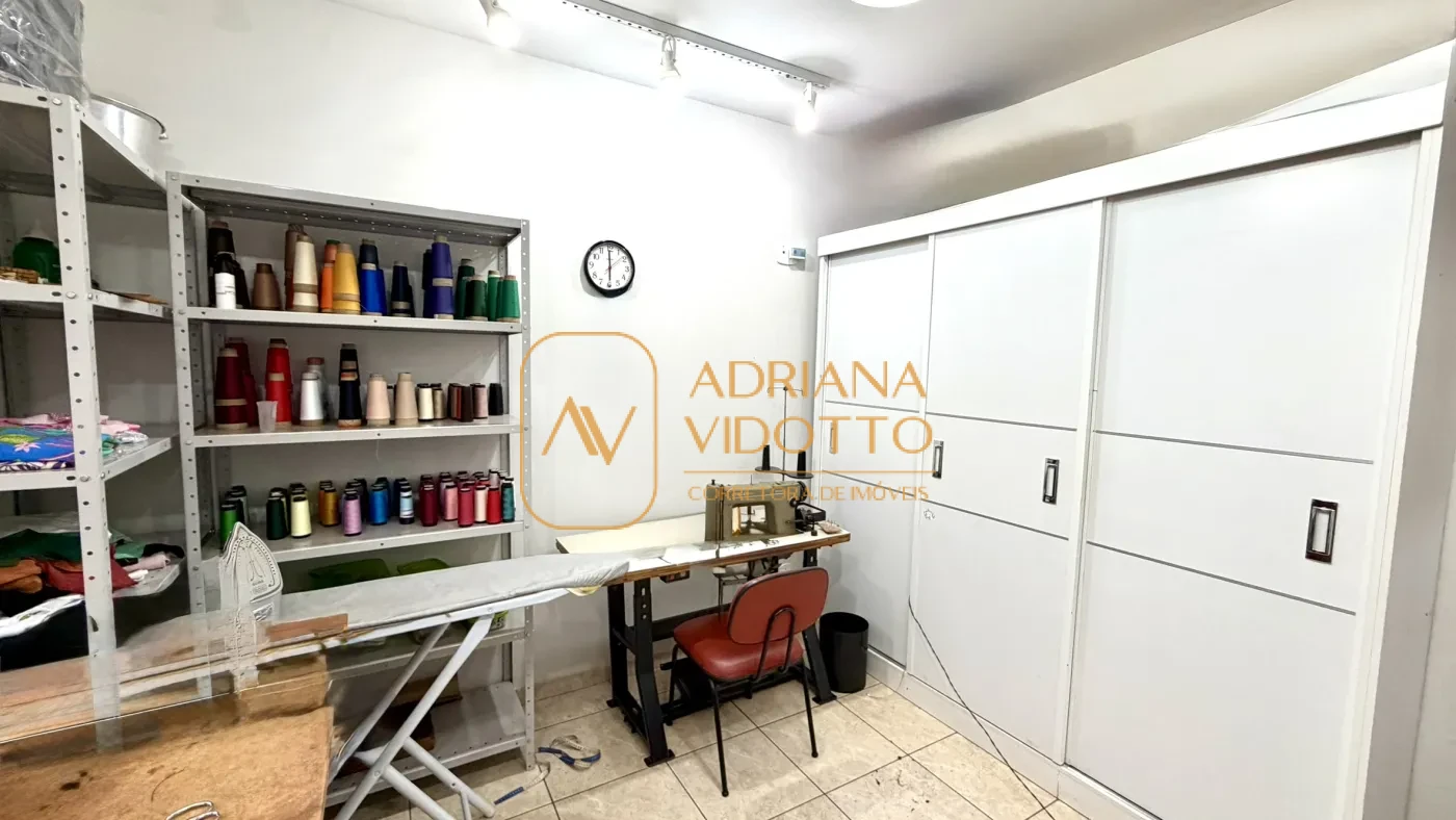 Imagem de CASA TERREA EM CONDOMÍNIO COM 3 QUARTOS, SENDO 1 SUÍTE COM QUINTAL GRAMADO E LAVABO