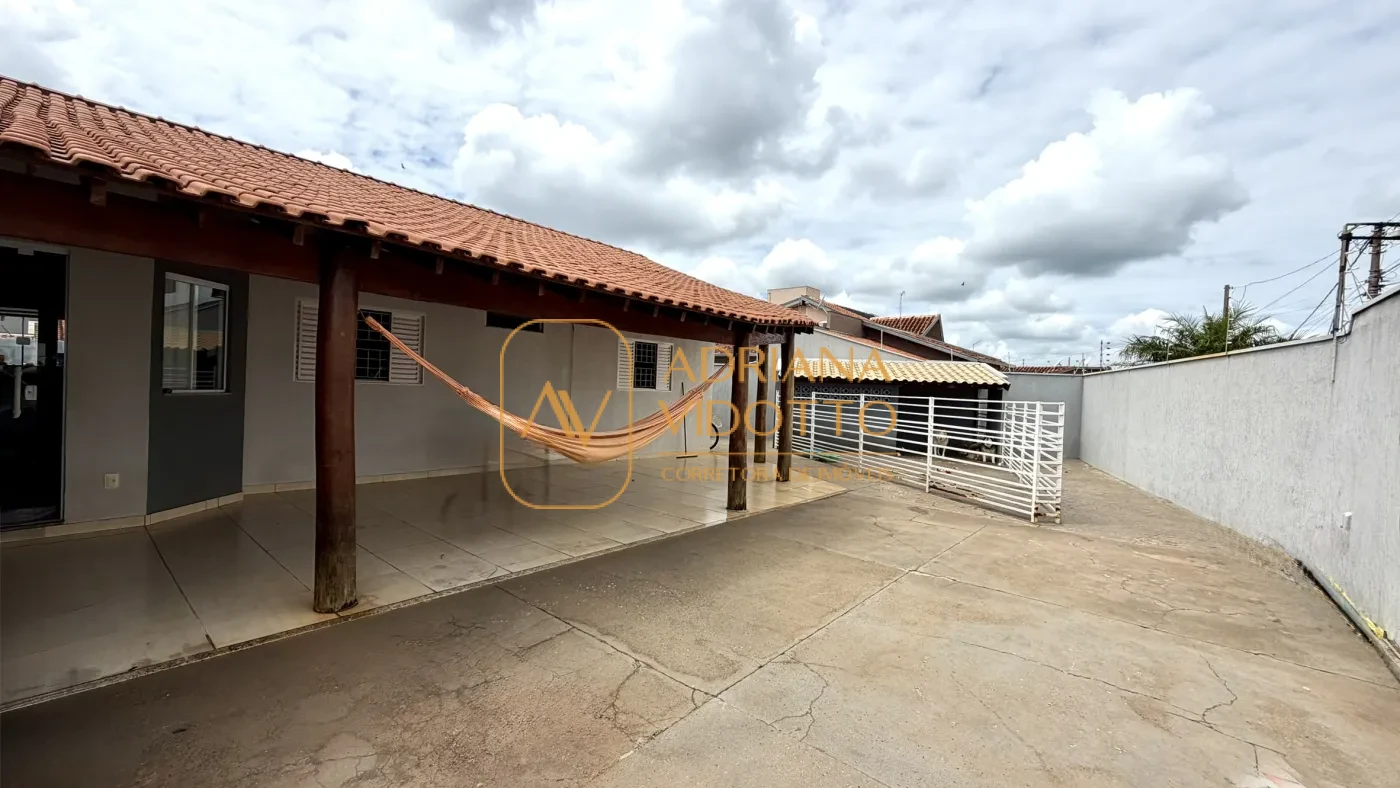 Imagem de CASA TERREA COM 3 QUARTOS, SENDO 1 SUITE, PISCINA E UM QUINTAL ESPAÇOSO