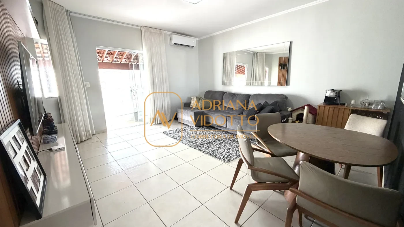 Imagem de CASA TERREA COM 3 QUARTOS, SENDO 1 SUITE, PISCINA E UM QUINTAL ESPAÇOSO