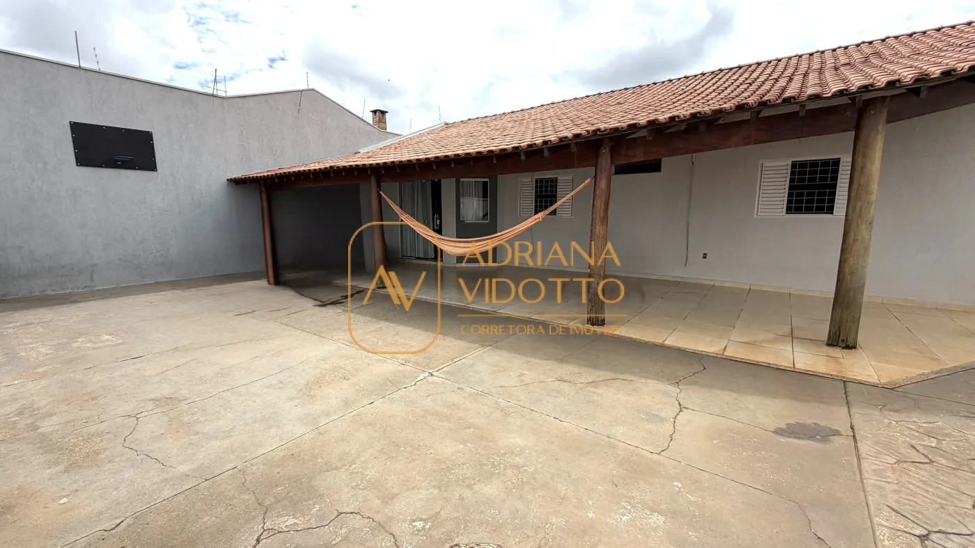 Imagem de CASA TERREA COM 3 QUARTOS, SENDO 1 SUITE, PISCINA E UM QUINTAL ESPAÇOSO