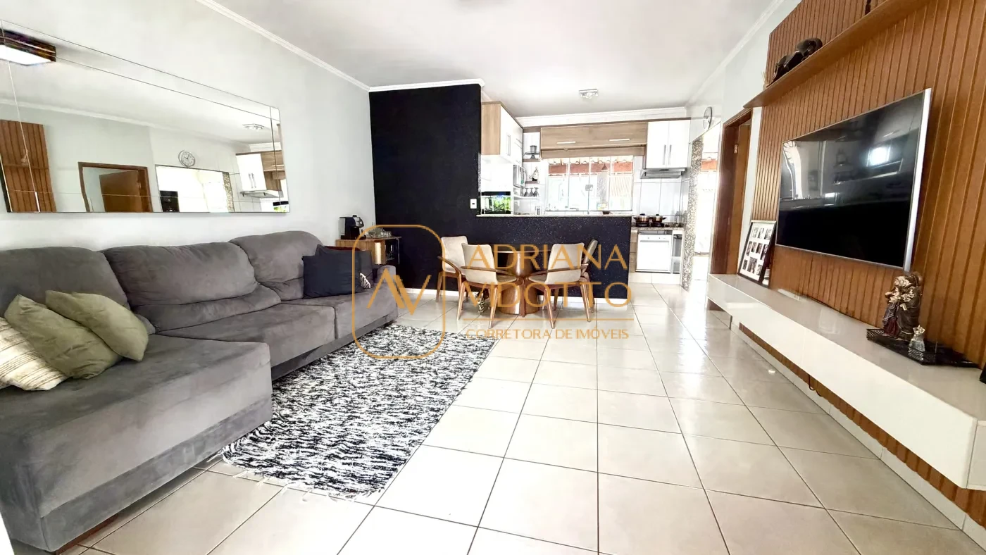 Imagem de CASA TERREA COM 3 QUARTOS, SENDO 1 SUITE, PISCINA E UM QUINTAL ESPAÇOSO