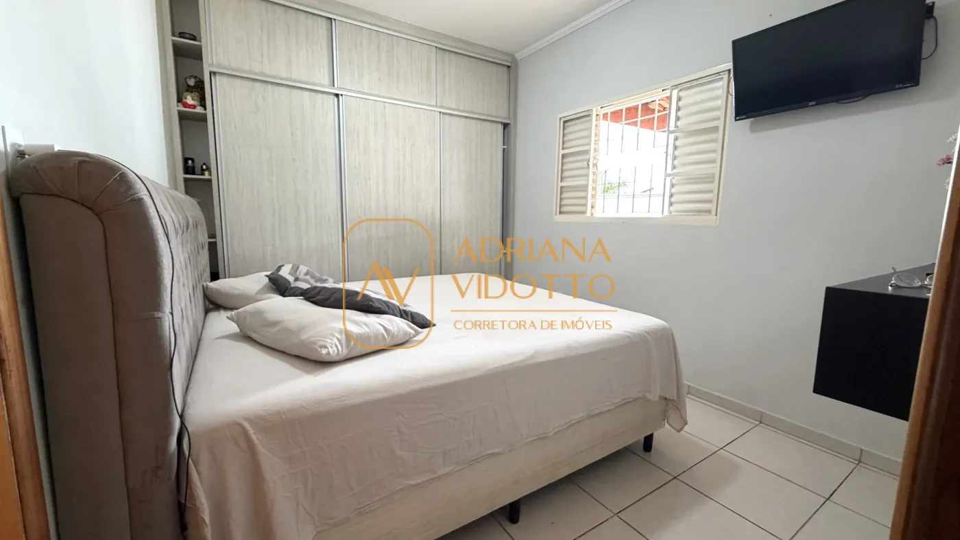 Imagem de CASA TERREA COM 3 QUARTOS, SENDO 1 SUITE, PISCINA E UM QUINTAL ESPAÇOSO