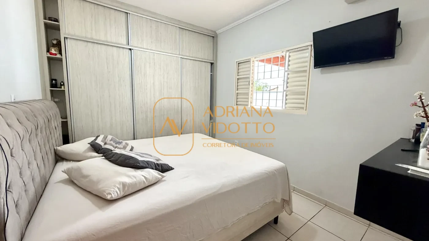 Imagem de CASA TERREA COM 3 QUARTOS, SENDO 1 SUITE, PISCINA E UM QUINTAL ESPAÇOSO