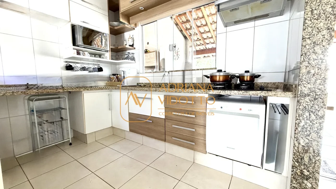 Imagem de CASA TERREA COM 3 QUARTOS, SENDO 1 SUITE, PISCINA E UM QUINTAL ESPAÇOSO