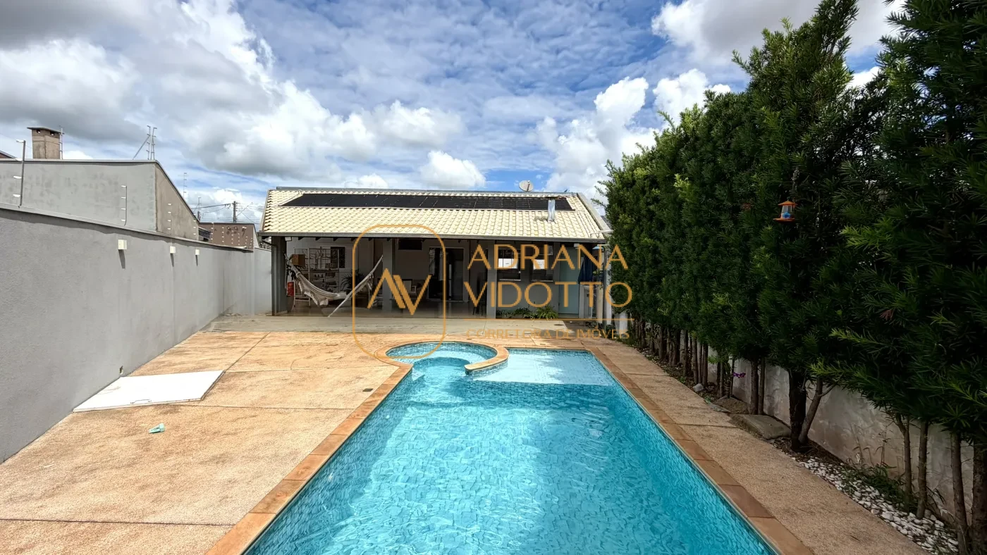 Imagem de CASA TERREA COM 3 QUARTOS, SENDO 1 SUITE, PISCINA E UM QUINTAL ESPAÇOSO