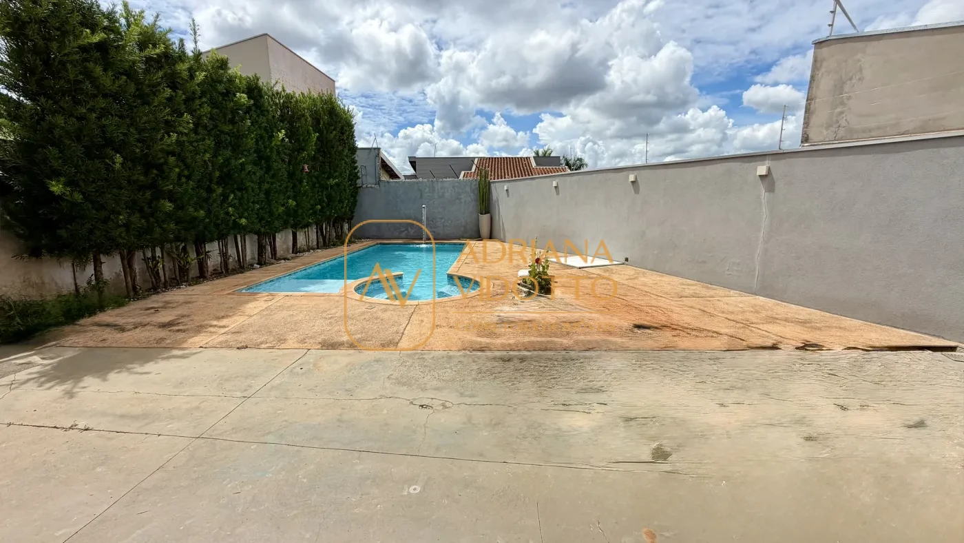 Imagem de CASA TERREA COM 3 QUARTOS, SENDO 1 SUITE, PISCINA E UM QUINTAL ESPAÇOSO