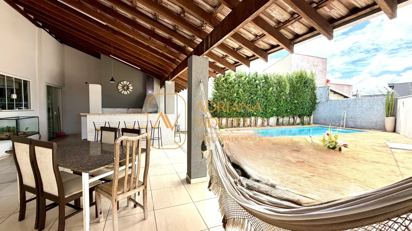 Imagem de CASA TERREA COM 3 QUARTOS, SENDO 1 SUITE, PISCINA E UM QUINTAL ESPAÇOSO