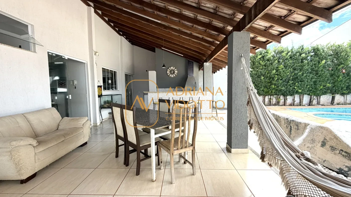 Imagem de CASA TERREA COM 3 QUARTOS, SENDO 1 SUITE, PISCINA E UM QUINTAL ESPAÇOSO