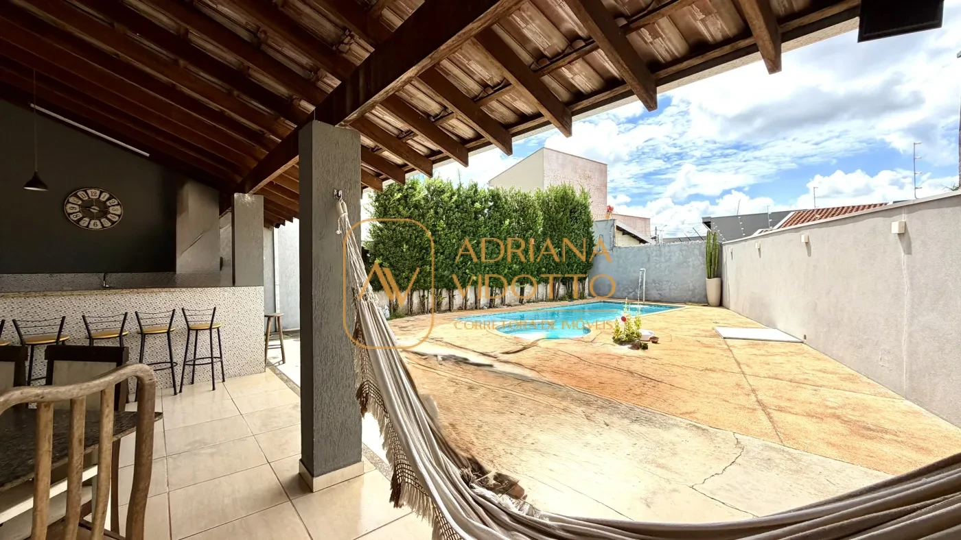 Imagem de CASA TERREA COM 3 QUARTOS, SENDO 1 SUITE, PISCINA E UM QUINTAL ESPAÇOSO