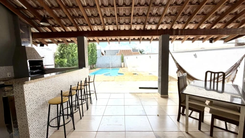 Imagem de CASA TERREA COM 3 QUARTOS, SENDO 1 SUITE, PISCINA E UM QUINTAL ESPAÇOSO
